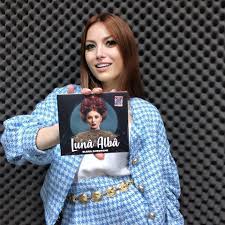 Albumul luna alba il gasesti aici: Elena Gheorghe A FÄƒcut AnunÈ›ul Chiar De Ziua Ei Un Nou BebeluÈ™