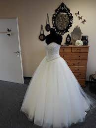 Kollektion lilly brautkleider in femininen silhouetten und edlen details » kollektion diamonds by lilly elegant kurze brautkleider für die edle hochzeit ».liegt, soweit nicht ausdrücklich anders gekennzeichnet, bei lilly brautkleider gmbh. Ein Brautkleid Fur Eine Traumhochzeit Brautparadies Jordan