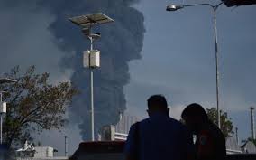 Lebih dari 900 warga diungsikan akibat kebakaran kilang. 6ye90urlrzo8gm