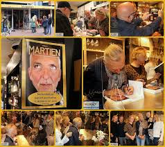 Martien Meiland Signeert Flink Aantal Boeken In De Winkel Van Montana Foto S