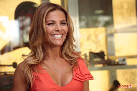 Sónia araújo (24 de noviembre de 1970, oporto) es una presentadora de televisión portuguesa. Sonia Araujo Surpreende Com Aquecimento Antes De Mais Um Programa Movenoticias