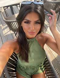 Jeanne Santiago's Instagram, Twitter & Facebook