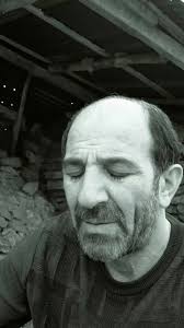 Adam Para Sayarken Köpek Elini Yalıyor