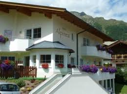 Etwas oberhalb des ortszentrums, idyllisch am waldrand gelegen, finden sie ihr. Garni Alpinea In Solden Austria Lets Book Hotel
