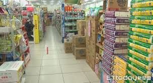 高雄市 / 劉漢生 王美雅 許文男 報導 高雄今天新增五例本土個案，在鳳山一家連鎖早餐店的分店，一家四口確診，感染源是家人有相關的北部旅遊史，店家前一天晚上就貼出公告，跟顧客說抱歉；另外一例是高雄榮總資訊室的外包商，他曾接觸來自北部的確診親友，高榮召回員工和匡列高風險對象. Sdoykmjnooxawm