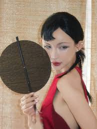 Ngọc Trinh mắc lỗi lộ quần trong váy