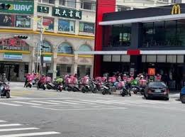 到了四分钟，情况如故，两家店的 b 柜台又迎来一位新顾客。 在麦当劳里， a 柜台排在红衣男后面的两位顾客发现有点不对劲：自己的队伍为什么这么慢？ 鉴于b柜台前面只剩一个人了，于是他们都换到 b 柜台队伍里，只留下特殊顾客一个在 a 柜台前。 P1k83 Ocx2a2em