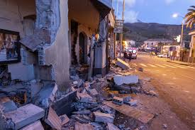 Monday night's eruption, which began in the south east crater, didn't disappoint onlookers and was visible from the nearby cities of catania and taormina. Quake From Mount Etna Volcano Jolts Sicily Sparks Panic