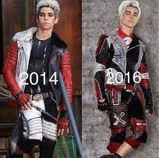 It follows mal (maleficent's daughter), jay (jafar's son), evie (the evil queen's daughter) and carlos (cruella de vil's son). Descendants 1 2 Cameron Boyce Cameron Boys Carlos Costume