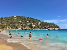 Sie entspannen in einer umgebung von weltklasse, gönnen sich beispiellose unterhaltung und lassen sich voll und ganz verwöhnen. Die Schonsten Strande Auf Ibiza The Travellette