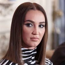 Anews рассказывает о её биографии, карьере и личной жизни. Valerij Komissarov Olga Buzova Devushka S Yajcami Kotoruyu Nevozmozhno Kupit Ni Dengami Ni Siyuminutnoj Slavoj