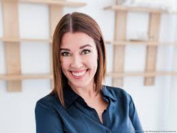 Liz Earls's Instagram, Twitter & Facebook