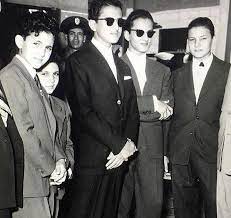 خالد الفيصل هو أحد الشعراء النوابغ في منطقة الخليج العربي وهو يعمل أميراً لمدينة مكة المكرمة كما أنه يعد أحد المستشارين الأساسيين لملك المملكة العربية السعودية. Ø£Ø®Ø¨Ø§Ø± 24 Ù…ØºØ±Ø¯ÙˆÙ† ÙŠØªØ¯Ø§ÙˆÙ„ÙˆÙ† ØµÙˆØ±Ø© Ù†Ø§Ø¯Ø±Ø© Ù„Ø¨Ø¹Ø¶ Ø£Ø¨Ù†Ø§Ø¡ Ø§Ù„Ù…Ù„Ùƒ ÙÙŠØµÙ„ ÙˆÙ‡Ù… ÙÙŠ Ø³Ù† ØµØºÙŠØ±Ø©