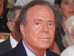 Salud de Julio Iglesias causa preocupación: “Ya no reconoce ni sus canciones”