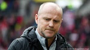 Thomas schaaf pose with his wife astrid schaaf on the green carpet prior to the dfb cup final at olympiastadion on may 17, 2014 in berlin, germany. Bundesliga Hannover Sack Hapless Head Coach Thomas Schaaf Sports German Football And Major International Sports News Dw 03 04 2016