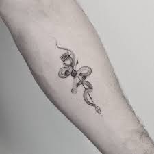 Single Needle Snake And Rose Tattoo By Kanenavasard Kanenavasard Needle Ro Tattoo In 2020 Snake Tattoo Design Small Snake Tattoo Cobra Tattoo