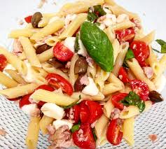 La pasta alla crudaiola classica è un primo piatto condito con il pomodoro servito crudo, senza nessuna cottura. Pasta Fredda Con Mozzarella Pomodorini Tonno Olive Taggiasche E Basilico La Giuggiola Gluten Free