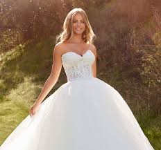 Choose the right form of the possessive, personal and reflexive pronouns and complete the sentences. Brooke S Bridal Ball
