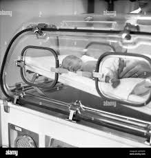 Anos 70 Historico Un Recien Nacido Prematuro En Una Incubadora Uno Puede Ver Lo Pequeno Que Es El Bebe Prematuro Comparando El Tamano De Sus Pies De Las Piernas Con Los Dedos