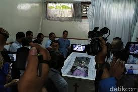 Check spelling or type a new query. Haru Keluarga Sambut Jenazah Siswi Smk Yang Ditusuk Di Bogor Foto 5