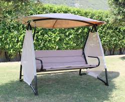 Un dondolo ha un sapore antico, soprattutto se in legno. Offerta Dondolo Da Giardino Bardolino 4 Posti Comodi In Metallo Nero E Textilene Tortora