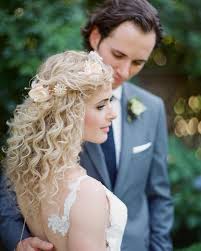 6 Instagram Worthy Wedding Hairstyles For Brides With Naturally Curly Hair Weddinghairdown In 2020 Curly Bridal Hair Curly Wedding Hair Elegant Wedding Hair