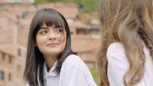 Charlie y juancho le proponen a yeimy formar un grupo, aunque yeimy no se siente segura, al final termina dejándose convencer de charlie y juancho para componer y cantar canciones al lado de ellos. La Reina Del Flow Staffel 1 Stream Deutsch Kinox Deutsch