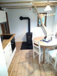 kiefer fussboden kamin runder tisch decoration kitchen white windows fireplace hutte gartenhaus ikea kuche runder tisch hutte gartenhauser kamin rund fussboden