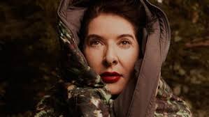 Filho morre após mal súbito no velório do pai, que foi vítima da covid. Marina Abramovic Design Scene