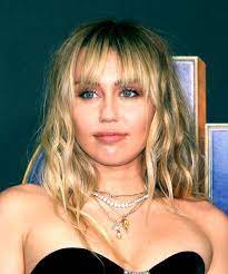 Baby pink colored lips compliments well with this hairstyle. 28 Miley Cyrus Hairstyles Hair Cuts And Colors