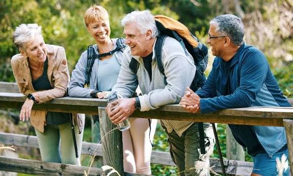 Por qué se está reduciendo la brecha de longevidad entre hombres y mujeres
