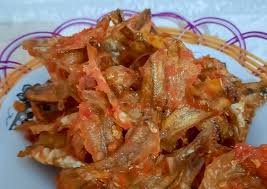 Jangan menggunakan minyak goreng bekas atau jelantah untuk menggoreng ikan asin karena akan membuat ikan asin menjadi pahit dan kurang nikmat. Rahasia Membuat Balado Ikan Asin Kapas Yang Renyah