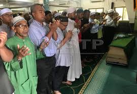 Sholat jenazah dan mengurus jenazah. Ikut Hati Mahu Imamkan Solat Jenazah Ahmad Bari