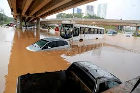 Rua Inundada De água Da Chuva Fotografia Editorial - Imagem de chuvoso,  canaleta: 214356997