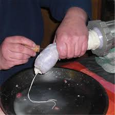 La stagione fredda ci fa venir voglia di piatti calorici e deliziosi come la salsiccia al forno con patate e cipolle, un secondo delizioso e nutriente, ottimo per affrontare il freddo a colpi di grassi e calorie. Come Fare I Salami E Le Salsicce Secche Tom Press