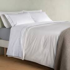 Como por ejemplo este sillón con estructura de aluminio y un fuerte recubrimiento de fibra sintética. Es Hora De Renovar Las Sabanas Del Dormitorio Estas Que Hemos Encontrado En Zara Home Y El Corte Ingles Te Encantaran