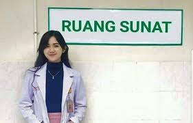 Lihat ide lainnya tentang sms lucu, gambar lucu, foto lucu. Viralnya Meme Dokter Sunat Cantik Adalah Pelecehan Seksual Massal Dan Gak Lucu Sama Sekali Batok