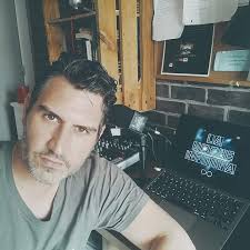 Como no me puedo estar quieto, le he dado un lavado de cara a mi marcha  Nostalgia Eterna haciéndole algunos cambios. Os invito a que la escuchéis  con cascos, 🎧 auriculares. También