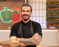 Έτσι στον μεγάλο τελικό του masterchef δίπλα στη μαργαρίτα. Epiteloys Psaxneis Doyleia O Akhs Petretzikhs Psaxnei Gia Dokimasth Akoma Na Steileis Biografiko Des Poy Neoblogs Gr