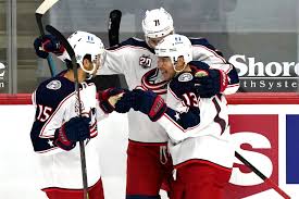 Joueur de hockey sur glace. Cam Atkinson S Hot Hand Even A Man Down Giving Blue Jackets A Boost