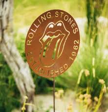 Edelrost Gartenstecker Rolling Stones Button Dekorativ Und Ein Hingucker Alleine Schon Wegen Der Ausgefallenen Form Ist Uns Edelrost Gartenstecker Metallmichl