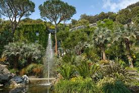 Questa suddivisione è chiaramente in parte imprecisa. Il Giardino Botanico La Mortella Di Forio