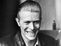 Настоящее имя — дэ́вид ро́берт джонс (англ. David Bowie Ist Tot Der Spiegel