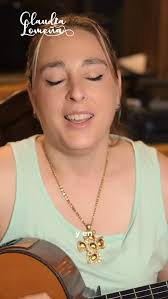 🤔❓¿Qué es la sachaguitarra? Sachaguitarra en lengua quichua significa  “guitarra de monte” y es uno de los últimos instrumentos creados en  Argentina. Tiene un arco, que permite hacerla sonar como un violín