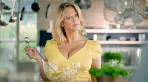 Die hübsche moderatorin unterhält ihre follower immer wieder mit witzigen aufnahmen und postet auch mal bilder beim sport oder. Homann Pellkartoffelsalat Werbung Mit Barbara Schoneberger Youtube