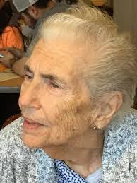 Estella Tasche's Instagram, Twitter & Facebook