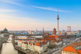 Si, berlin tiene muchos elementos para ser la ciudad perfecta, pero esta lejos de serlo, aun asi la quiero como lo es. Berlin Wikipedia