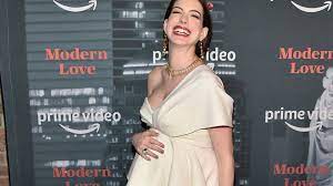 Anne hathaway news, gossip, photos of anne hathaway, biography, anne hathaway boyfriend adam shulman and anne hathaway have been married for 8 years. Mama Glow Anne Hathaway Schwanger Und Happy Auf Premiere Promiflash De