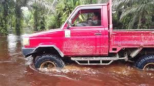 Banyak generasi milenial yang sudah memiliki tema dan konsep sendiri dalam modifikasi mobil dan motor. Kijang 4x4 Crossing Flood Kalimantan Barat Youtube