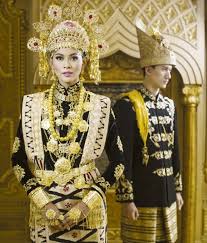 I m sarinun l mursaf segalanya antara dua dunia busana orang melayu mengikut setiap negeri di tanah melayu melayu perak perlis. Pakaian Adat Aceh Pria Wanita Dan Anak Anak Deskripsi Lengkap